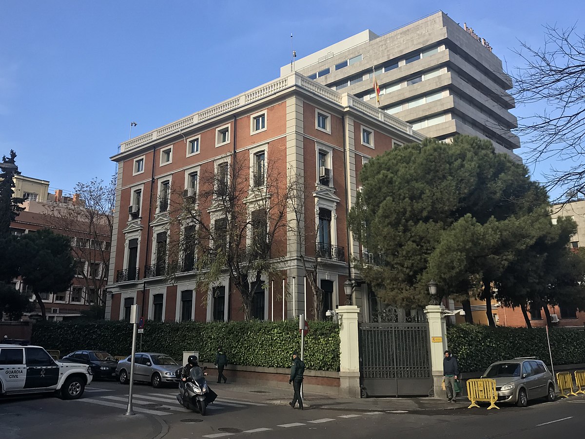 1200px-Palacio_de_los_Condes_de_Casa_Valencia,_Madrid,_2017-12-22,_Triplecaña_04